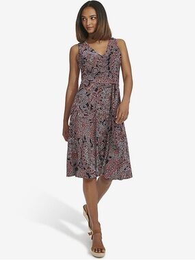 V-neck sleeveless dress.